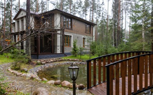 Французское шато среди сосен