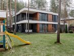 Дом с соснами недалеко от центра