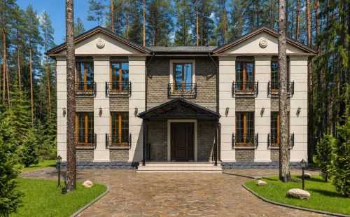 Французское шато среди сосен