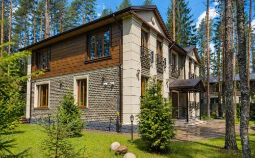 Французское шато среди сосен