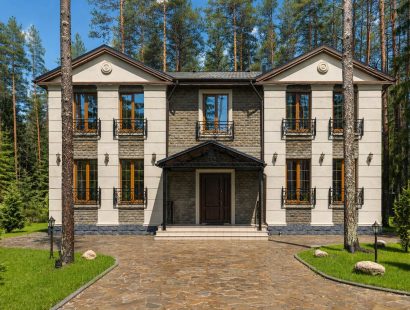 Французское шато среди сосен