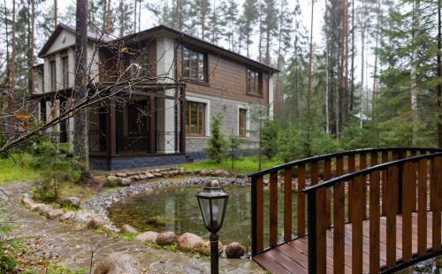 Французское шато среди сосен